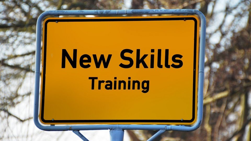 Das Bild zeigt ein Ortschild mit der Aufschrift "New Skills - Training"