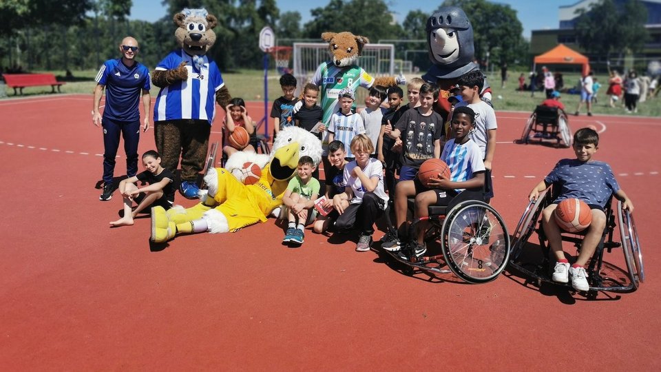 Das Bild zeigt Schüler aus Willkommensklassen beim Sportfest des Landessportbunds Berlin am 9.7.2024.