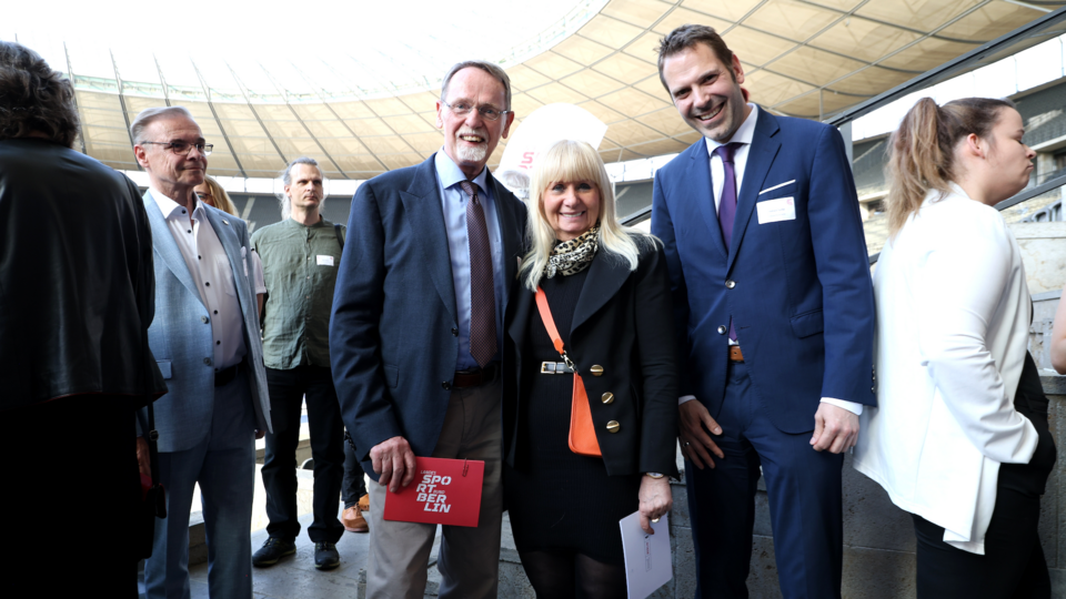 LSB Präsident Thomas Härtel mit Sportsenatorin Iris Spranger und LSB Direktor Friedhard Teuffel im Olympiastadion Berlin