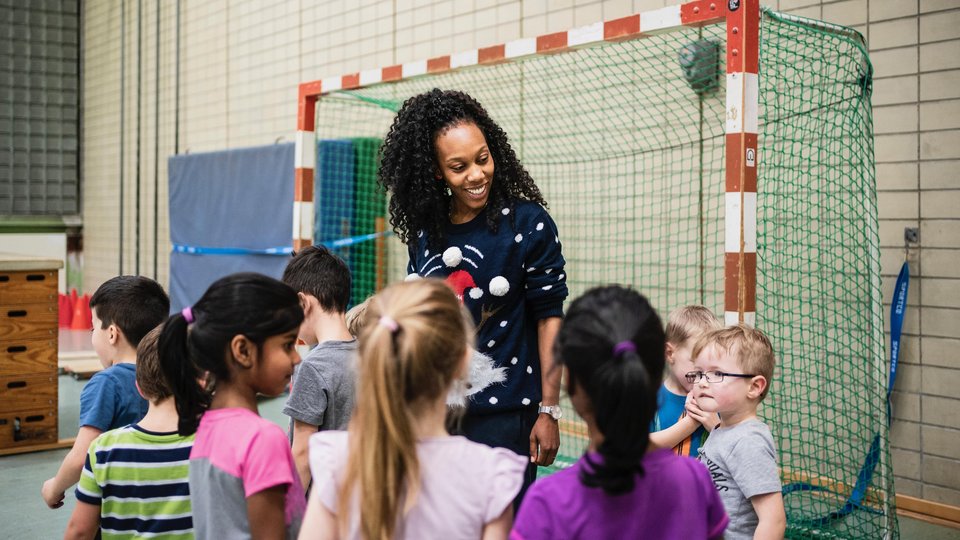 Trainerin mit Kindergruppe