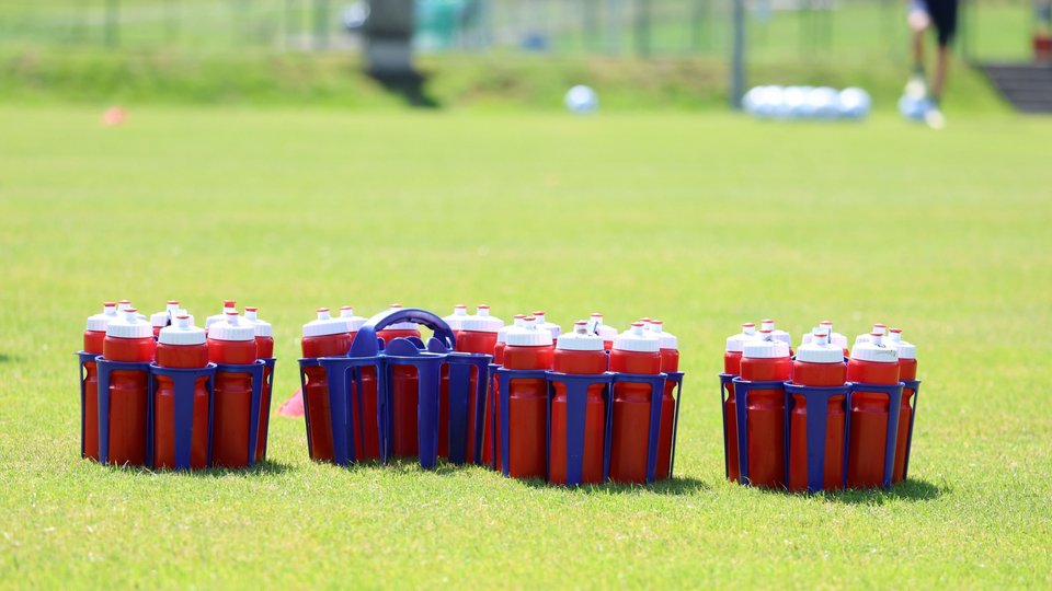 Trinkflaschen auf Spielfeld zur Vorsorge bei großer Hitze