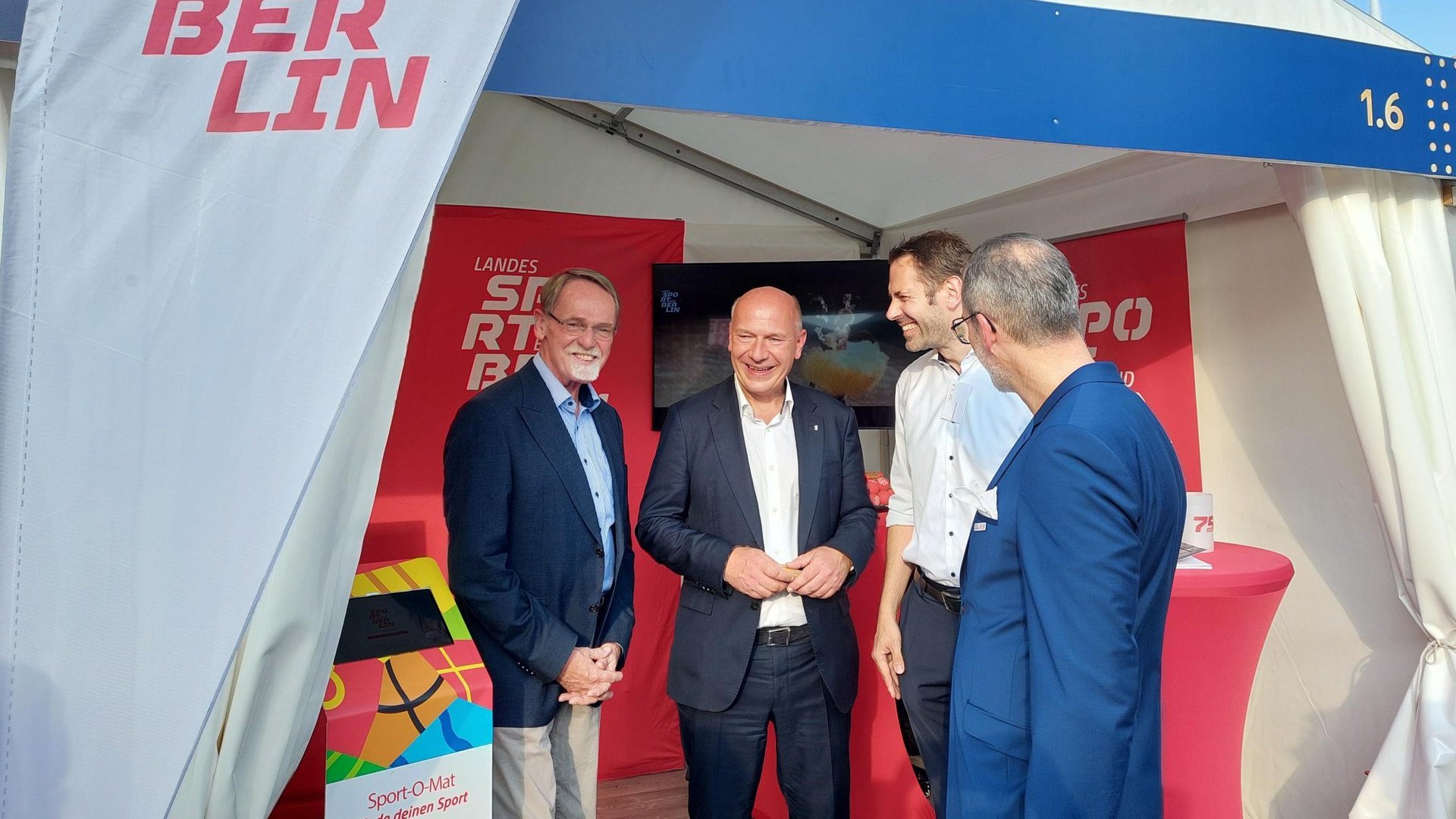 LSB-Präsident Thomas Härtel (links) und LSB-Direktor Friedhard Teuffel (rechts) begrüßen Berlins Regierenden Bürgermeister Kai Wegner