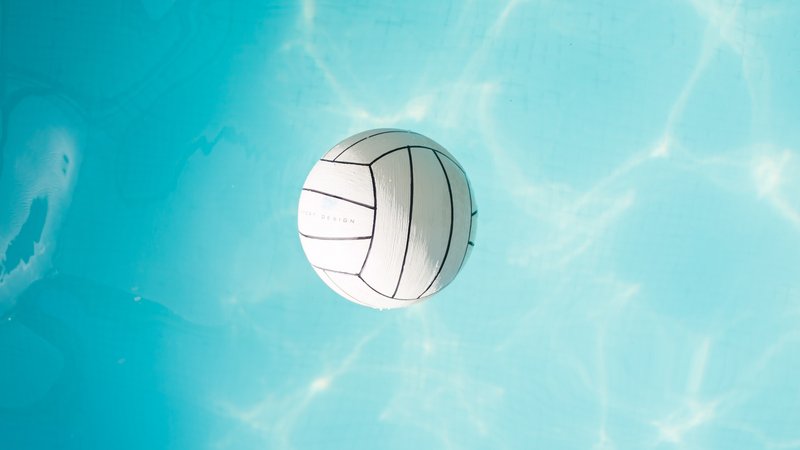 Das Bild zeigt einen weißen Volleyball vor blauem Himmel