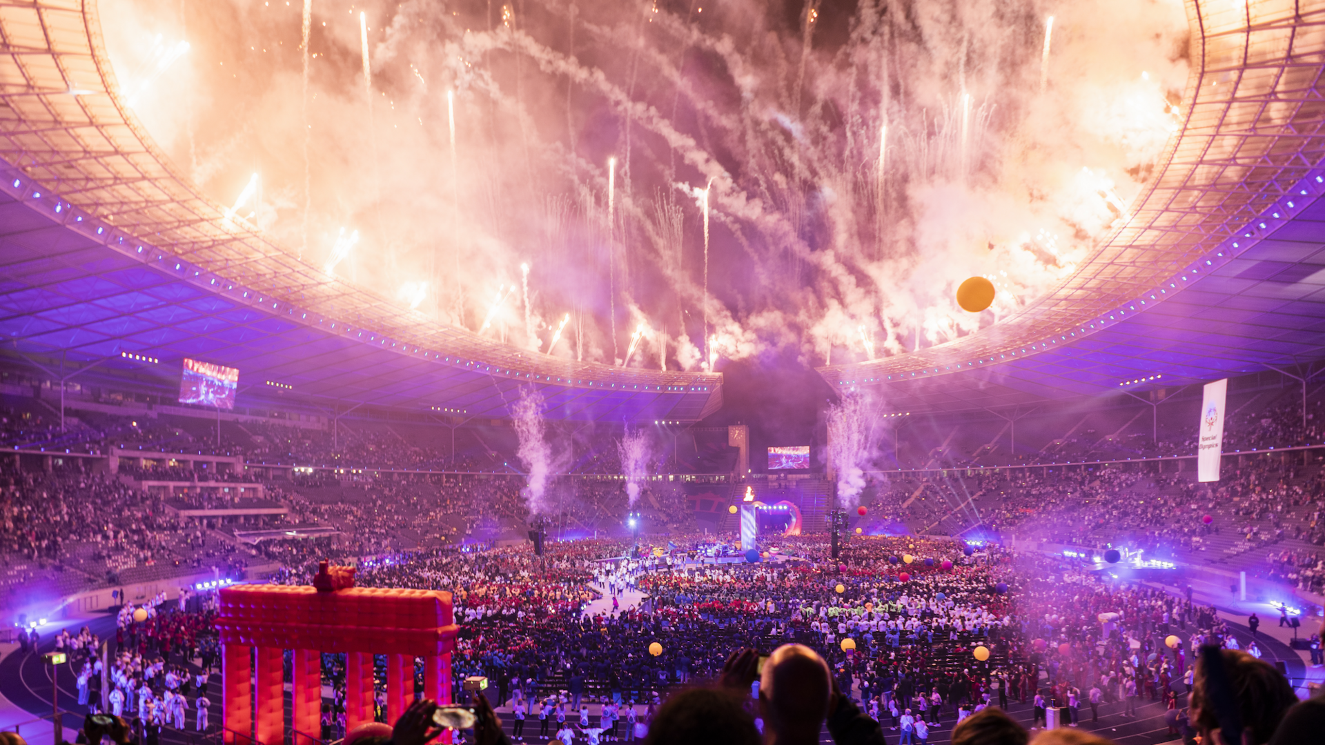 Das Bild zeigt die Pyroshow zur Eröffnungsfeier der Special Olympics World Games 2023 im Berliner Olympiastadion