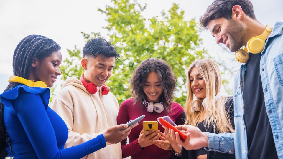 Junge Menschen mit Smartphone