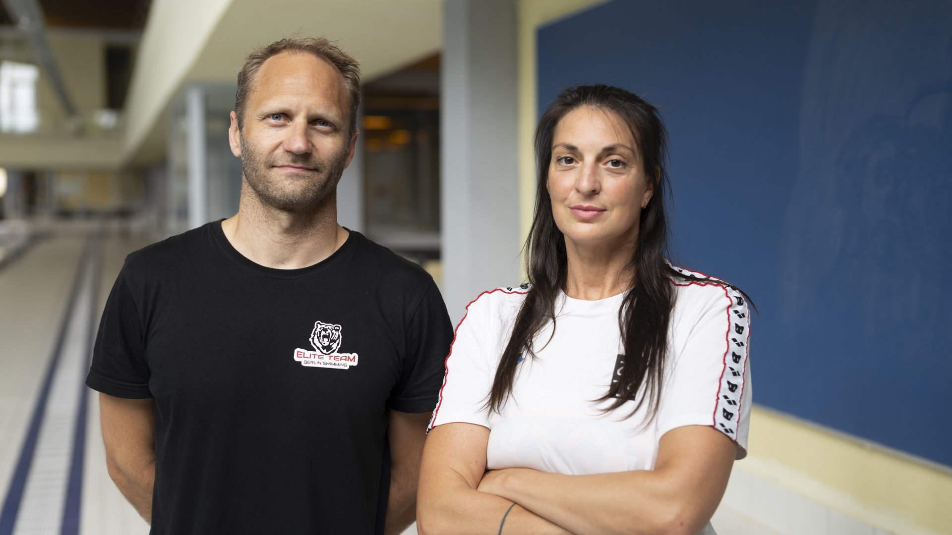 Das Foto zeigt die Schwimmtrainer Lasse Frank und Marina Spottke-Günther