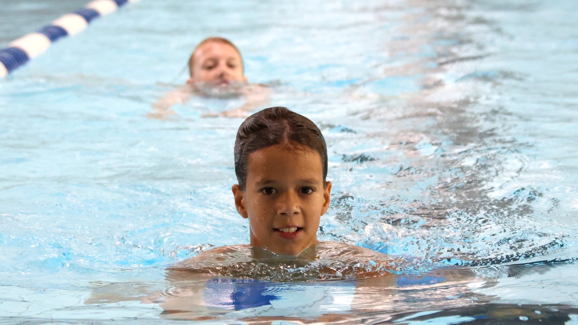 Ein Kind beim Schwimmenlernen