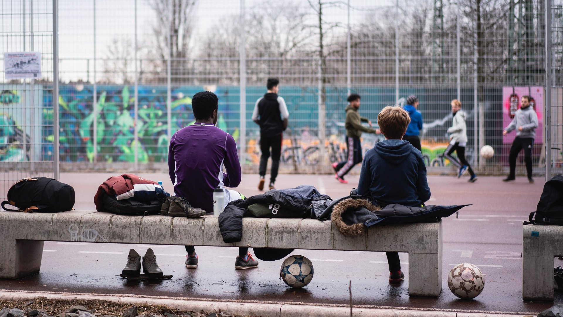 Jugendliche beim Fußballspielen