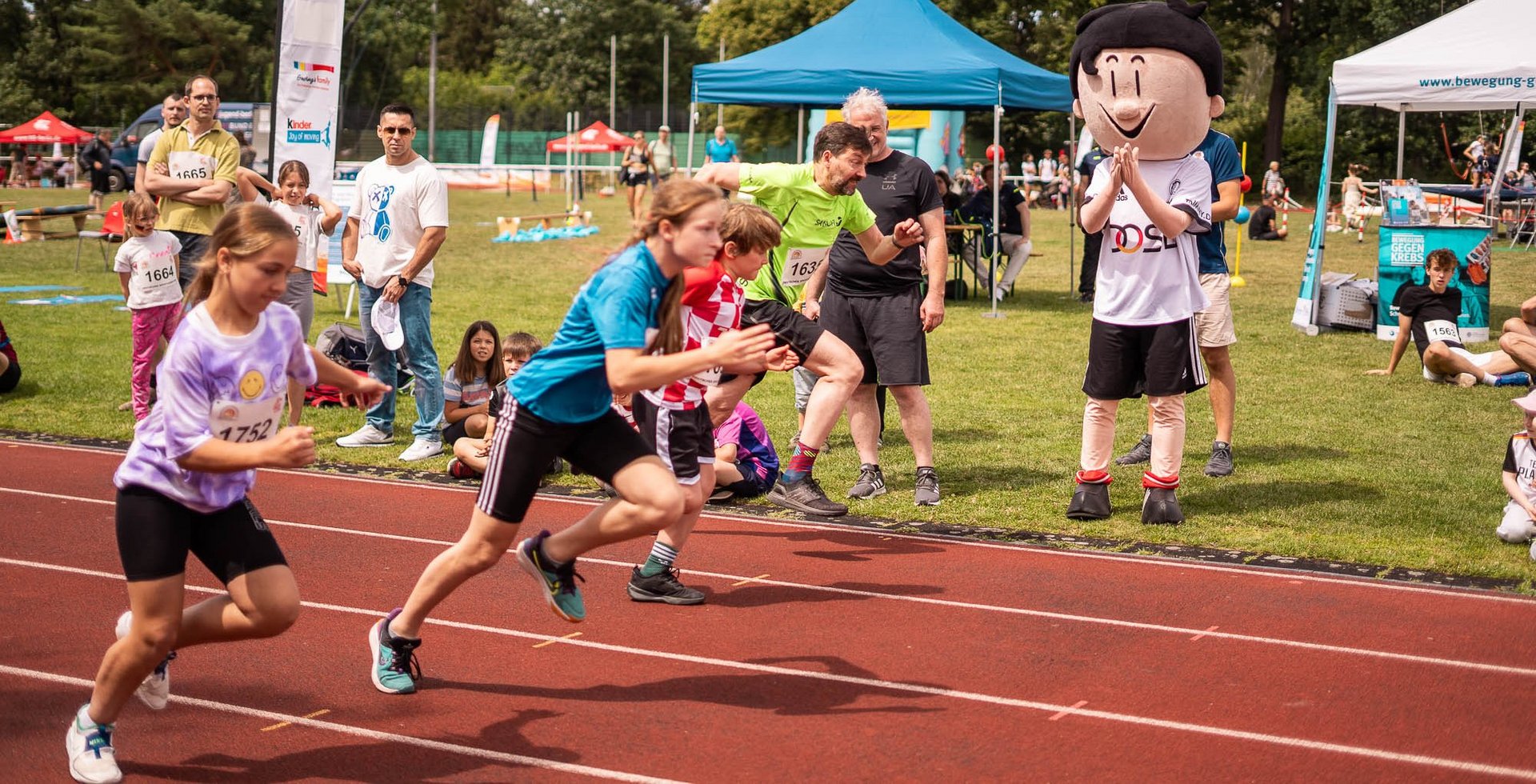 KInder sprinten zum Sportabzeichen in Siemensstadt