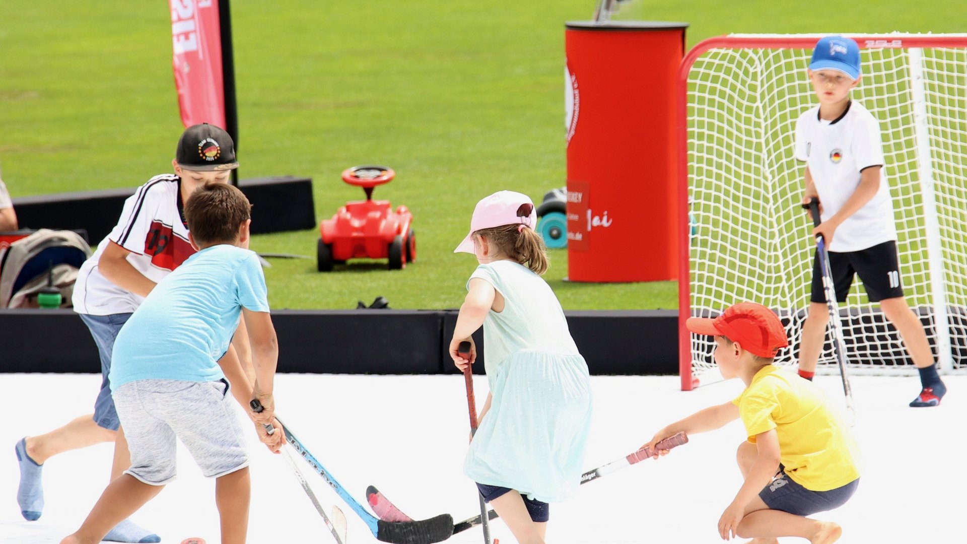 Kinder spielen Hockey beim Familiensportfest