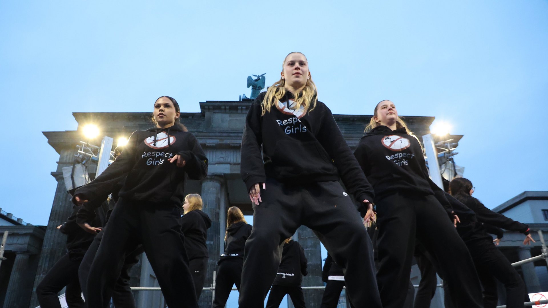 Tanz-Demo vorm Brandenburger Tor