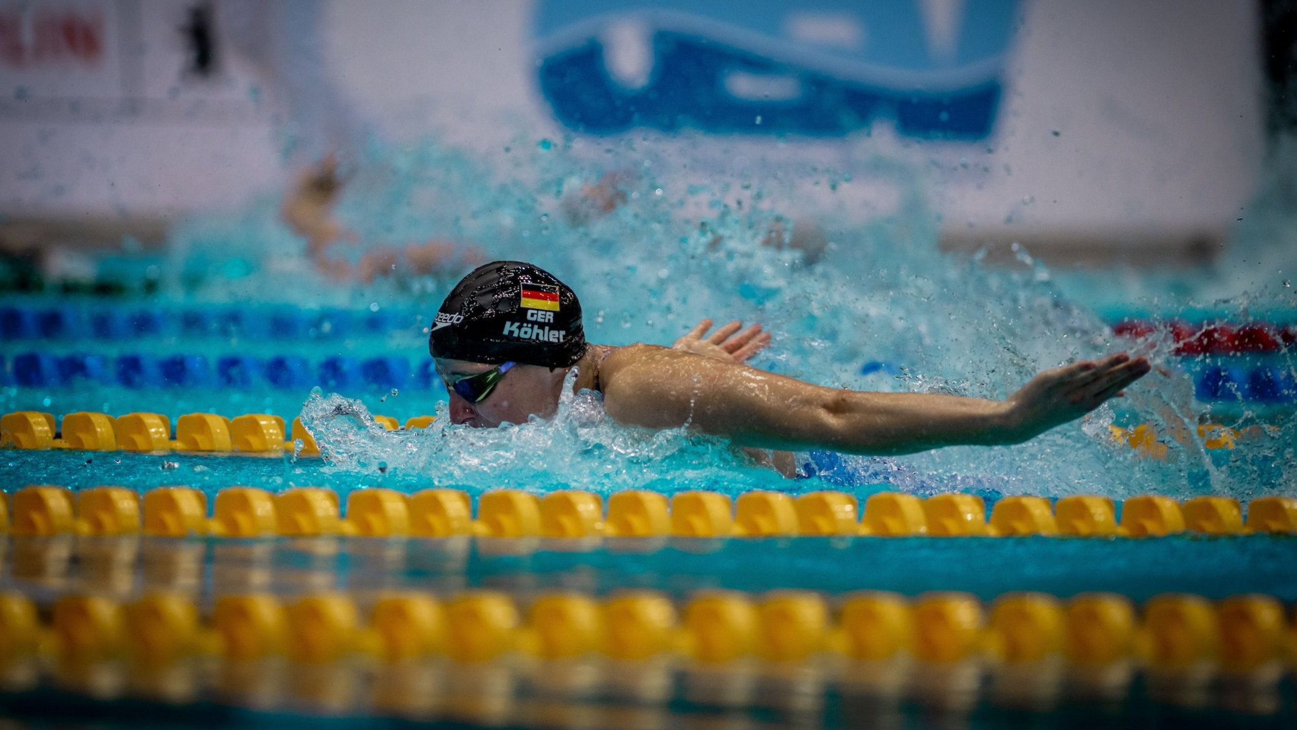 Das Foto zeigt die Schwimmerin Angelina Köhler im Wettkampf