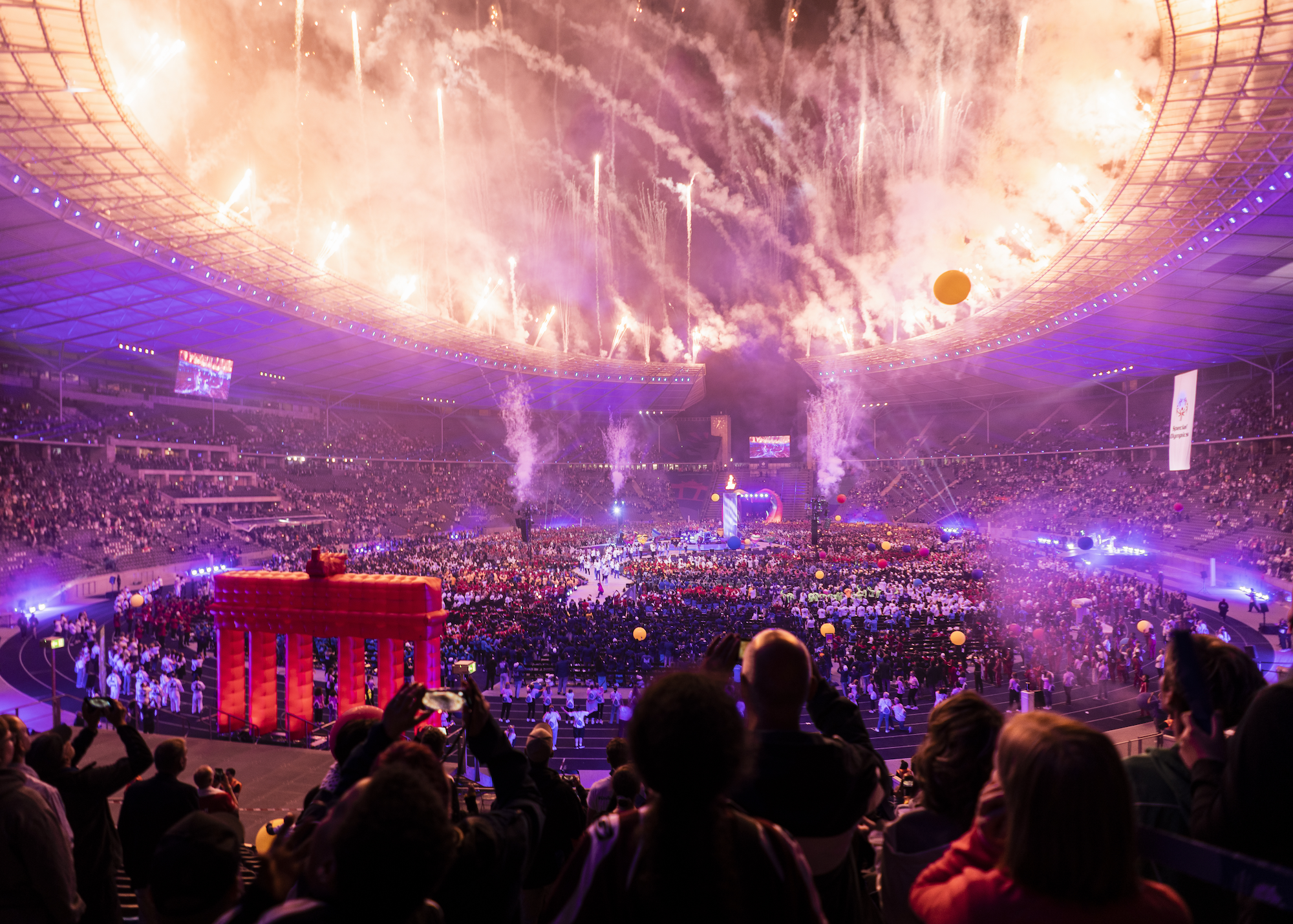 Das Bild zeigt die Pyroshow zur Eröffnungsfeier der Special Olympics World Games 2023 im Berliner Olympiastadion